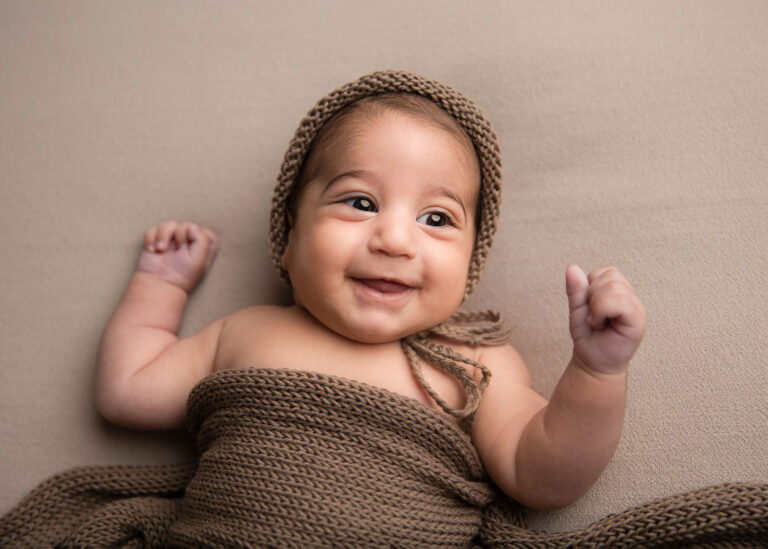 Nyföddfotografering med en underbar lite ”äldre” bebis