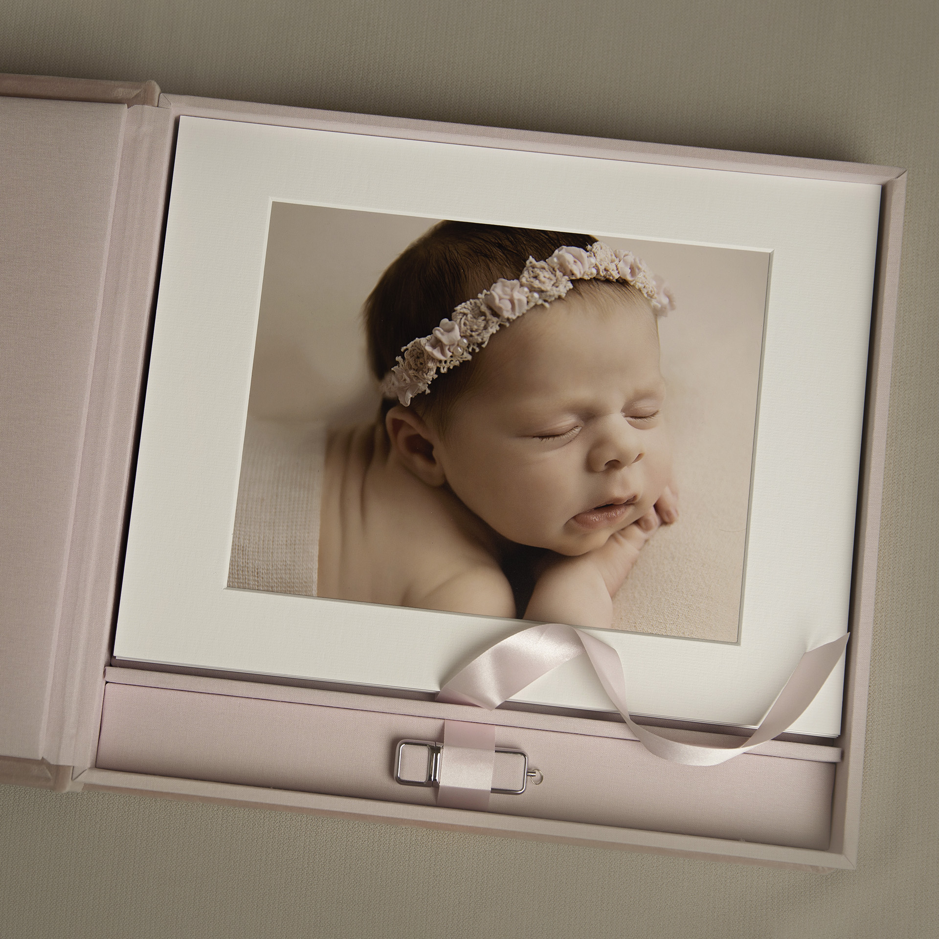 Folio Box nyföddfoto nyföddfotografering nyföddfotograf Norrköping bebis baby porträtt