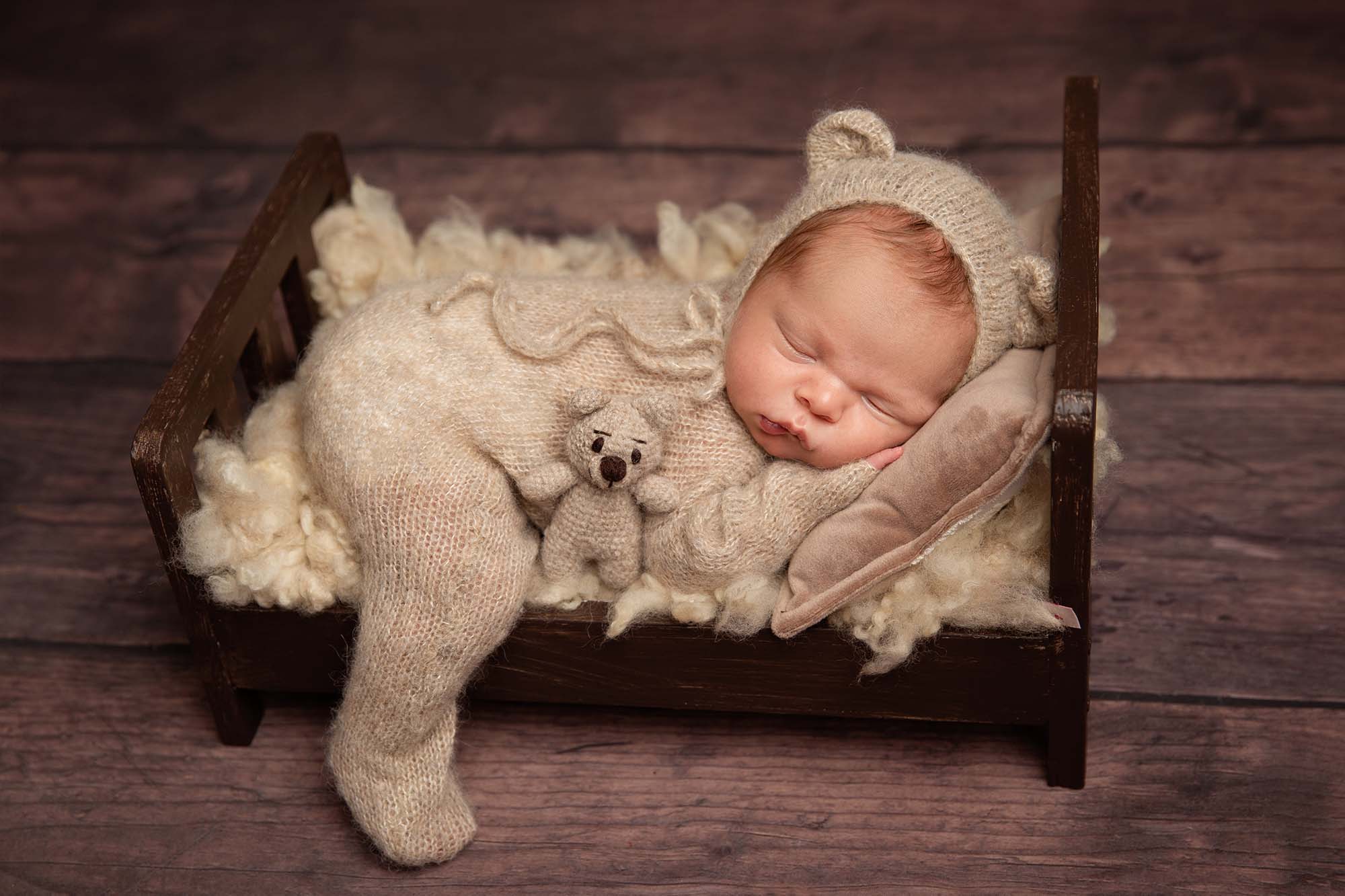 Fotograf Camilla Neve norrköping nyfödd nyföddfotografering nyföddfotograf bebis i säng bebisfotograf