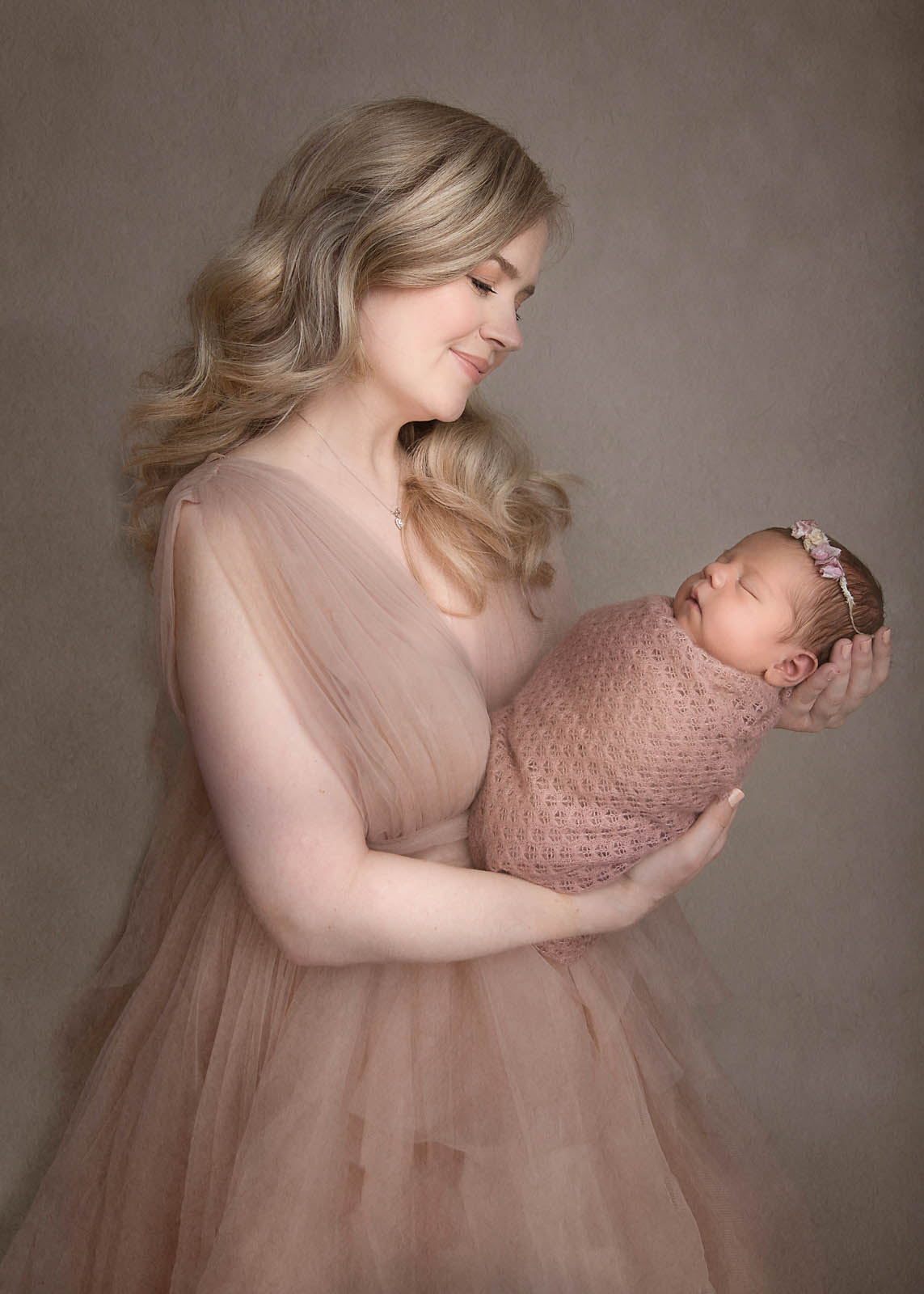 Fotograf Camilla Neve Norrköping bebis bebisfotografering nyföddfoto nyfödd nyföddfotografering mamma dotter